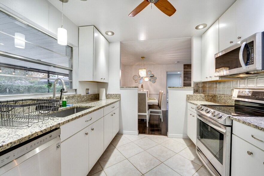 Building Photo - 8644 Sandberry Blvd