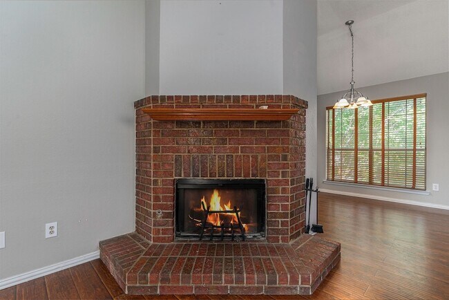 Building Photo - 588 Lake Forest Dr