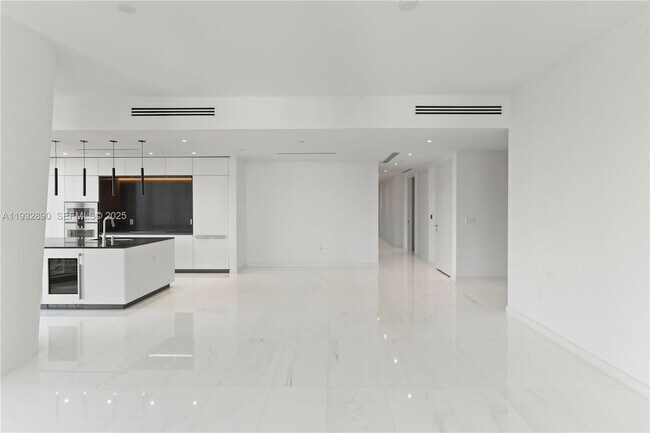 Building Photo - 300 Biscayne Blvd Way