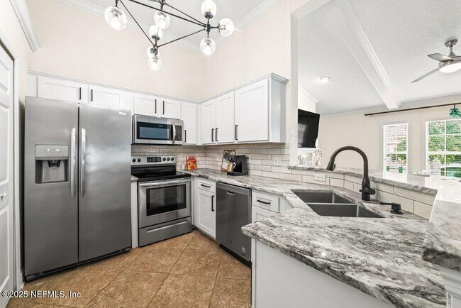 Building Photo - 75 Jardin De Mer Pl