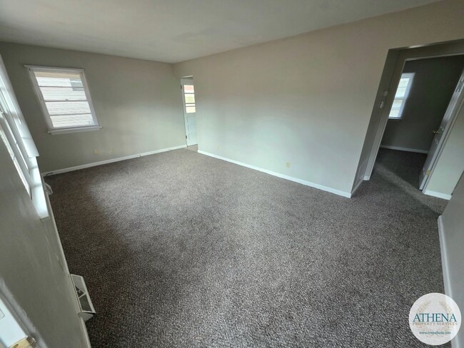 Building Photo - 3 Bedroom / 1 Bath House - SIZABLE YARD & W/D INCLUDED