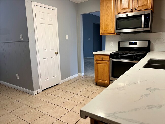 Building Photo - 10610 Sandy River Dr