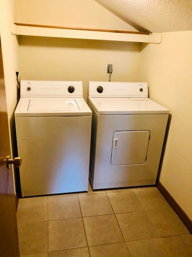 Building Photo - Updated 3 bed 2 bath with 2 car garage and a pool!