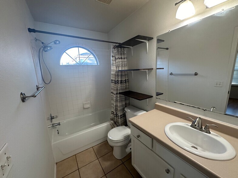 Primary bathroom - 1004 Shadowlake Rd