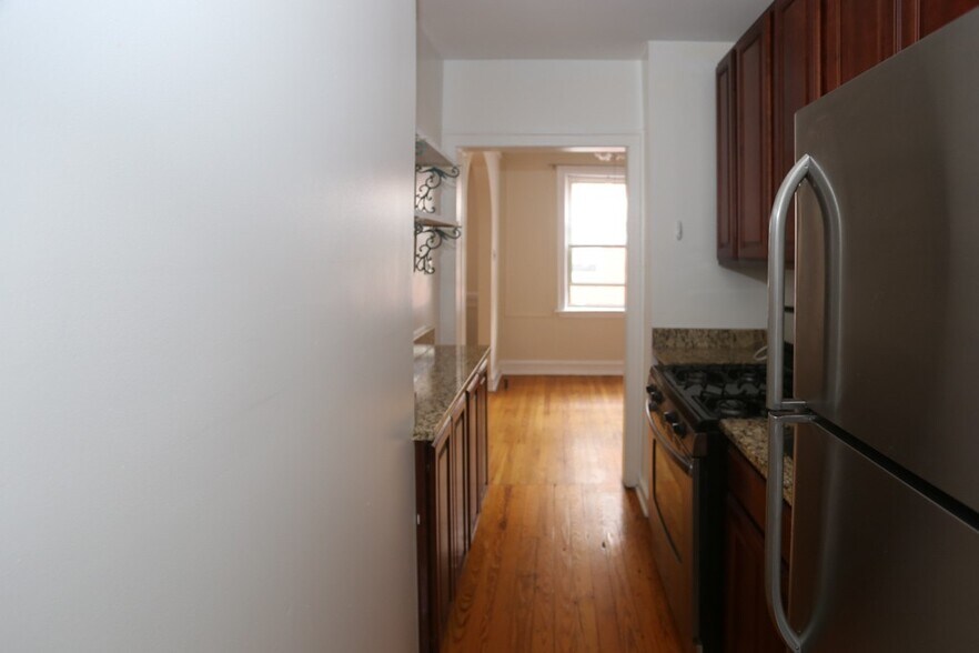 Building Photo - 543 W Surf St