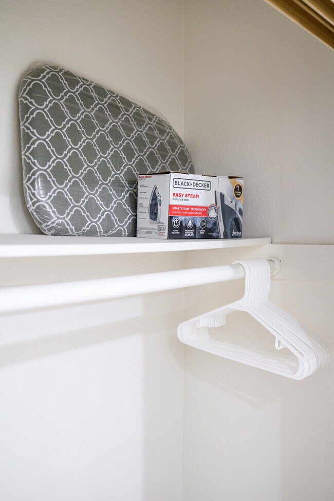 Building Photo - 734 Claraday St