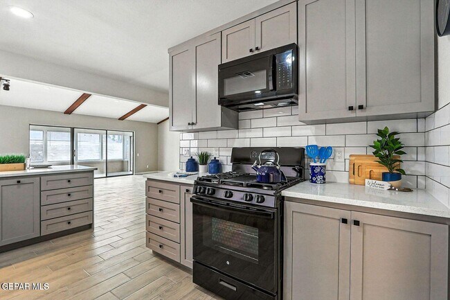 Building Photo - 11273 Ivanhoe Dr