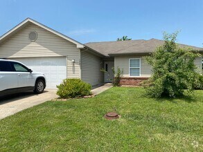 Building Photo - 3 bedroom/2 bathroom single family home!  ...