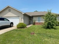 Building Photo - 3 bedroom/2 bathroom single family home! ...