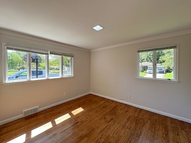 Building Photo - Stylish Grosse Pointe Woods Ranch with EV ...