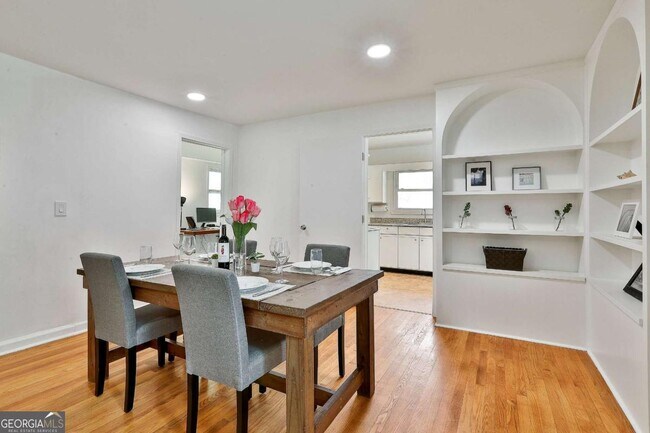 Building Photo - 2037 Lively Ridge Rd NE