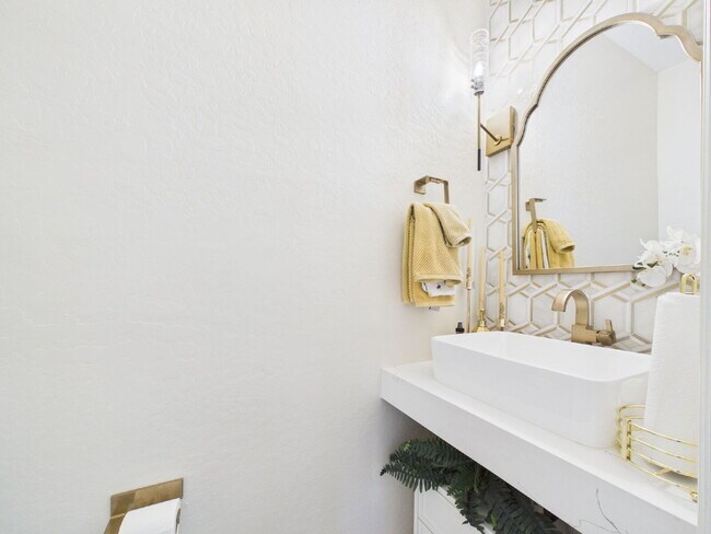 Building Photo - Luxury Awaits with Designer Details