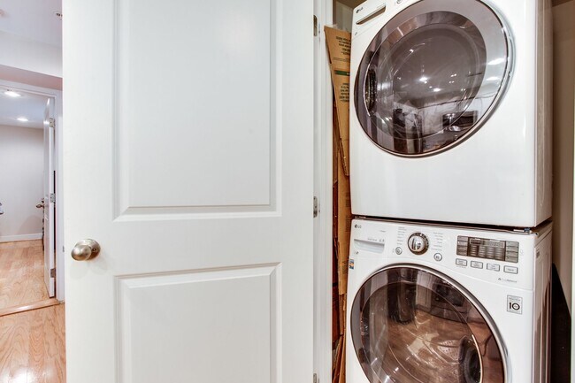 Building Photo - Cozy 1 Bedroom Apartment in Bloomingdale!
