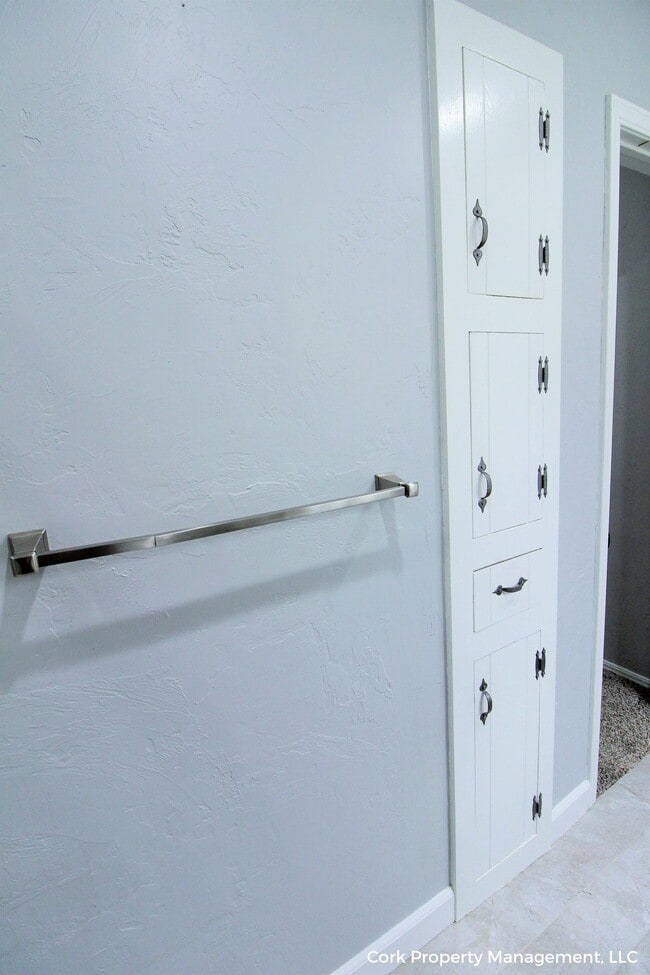 Building Photo - 609 Belle Air Ave