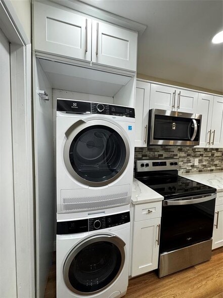 Building Photo - 3151 S Palm Aire Dr