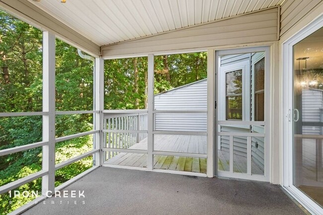 Building Photo - 8 Briar Knoll Ct