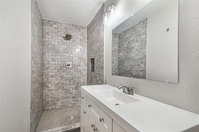 Building Photo - 813 S Valentine Dr