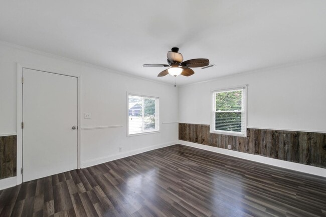 Building Photo - Wonderful Three Bed Two Bath Home in Stanf...