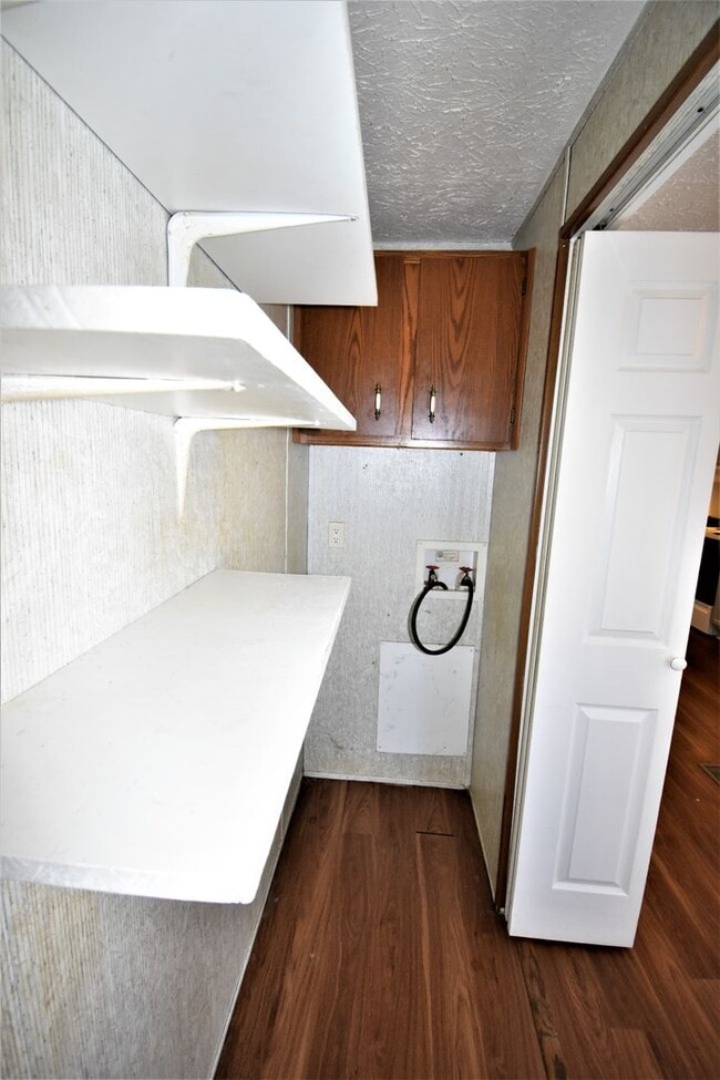 Building Photo - 3 Bedroom Pet Friendly Home For Rent in Th...