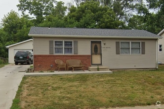 Building Photo - 3  Bed 1 Bath - Coming Soon!