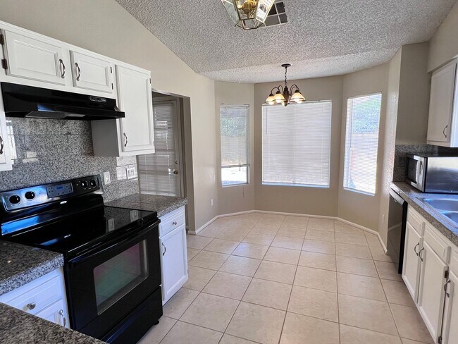 Building Photo - Phoenix 3 Bed, 2 Bath Home with Single Story