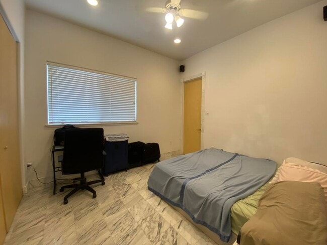 Building Photo - Spacious 3/2 with In-Law Suite