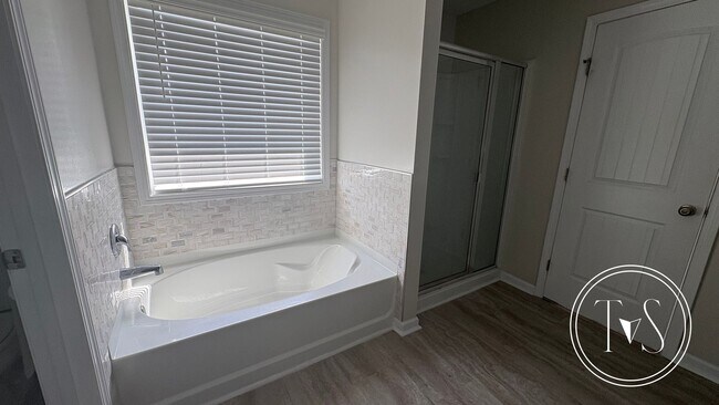 Building Photo - RATE DROP ALERT (was $2500/month) and MOVE-IN SPECIAL: $400 OFF 1ST MONTH'S RENT!**