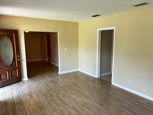 Building Photo - 7022 Linda Dr