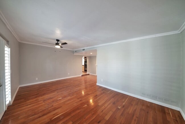 Building Photo - 6 Bed house with Pool near ASU