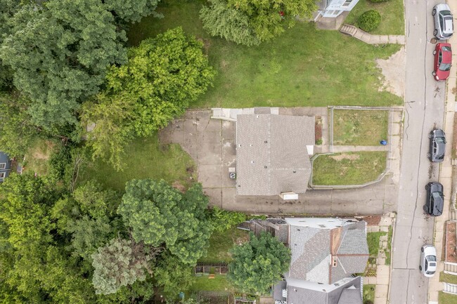 Building Photo - AVAILABLE AUGUST 1ST!! DON'T MISS THIS 3 B...