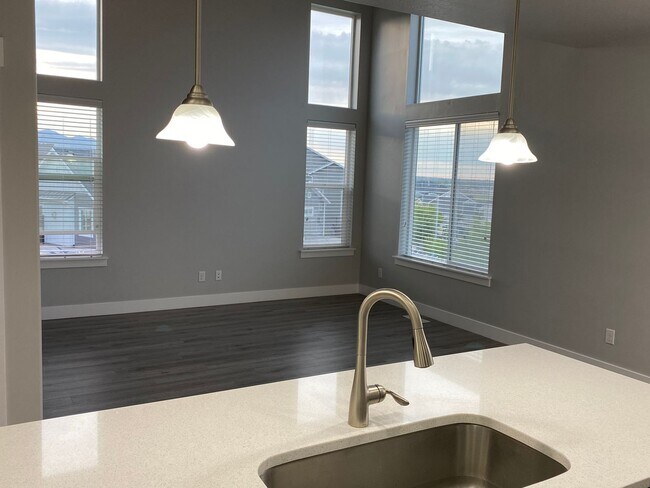 Building Photo - Lovely Townhome For Rent