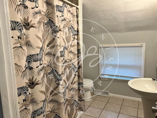 Building Photo - Beautiful 2 bedroom home in West Toledo