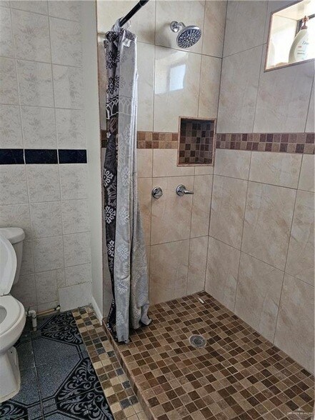 Building Photo - 224 N La Paloma St