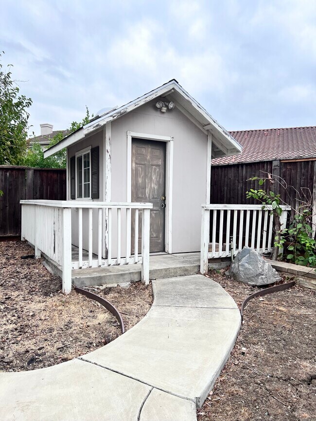 Building Photo - 64 Narcissus Ct