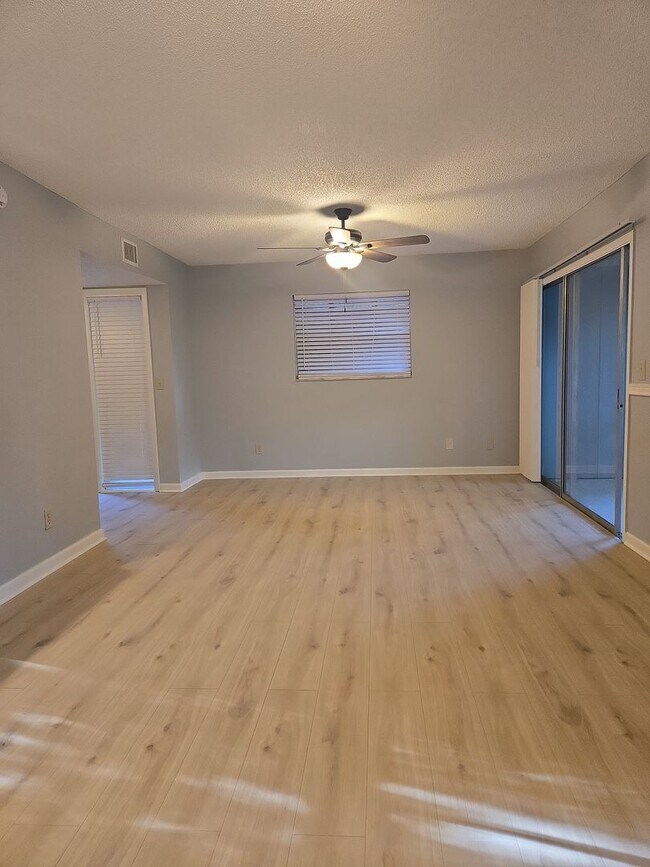 Building Photo - 160 Live Oak Woods Ct