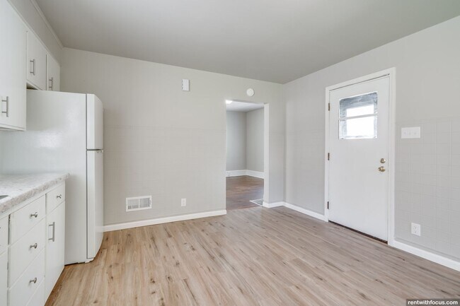 Building Photo - 528 5th St