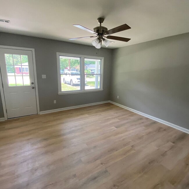 Building Photo - Completely Remodeled