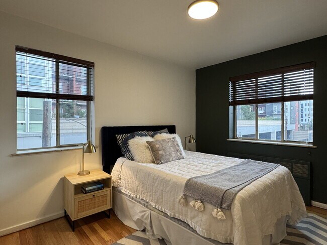 Building Photo - "Charming 1-Bed End Unit Condo on Bellaire...