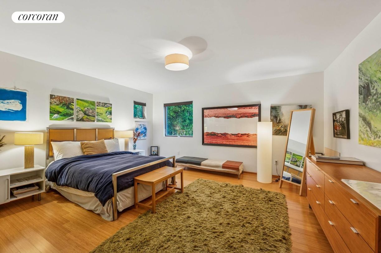 Building Photo - 10 Three Mile Harbor Hog Creek Rd