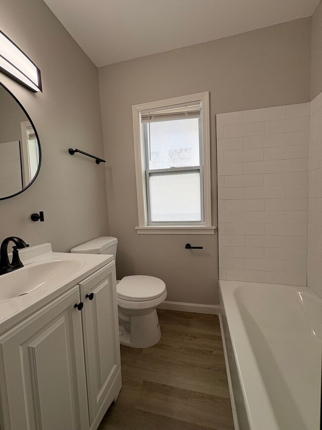 Building Photo - 2 bed, 1 bath home in the heart of Central St. Louis City, moments from Forest Park, Barnes Jewis...