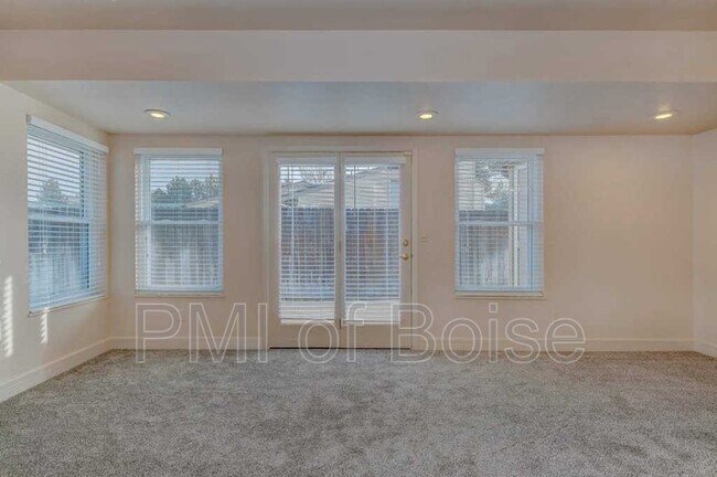 Building Photo - 810 N Horton St