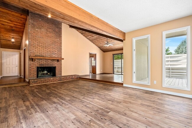 Building Photo - 4Bed/2Bath Available!