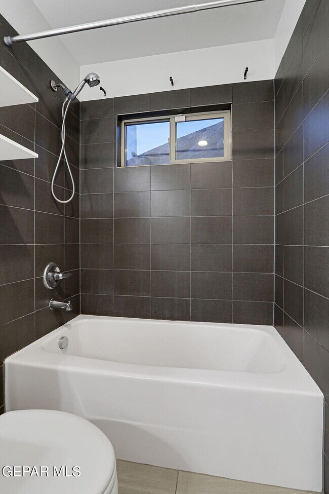 Building Photo - 4016 Camelot Heights Dr
