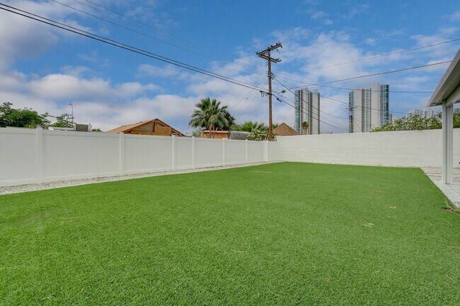 Building Photo - Fully Furnished or Unfurnished 3 BR / NO HOA