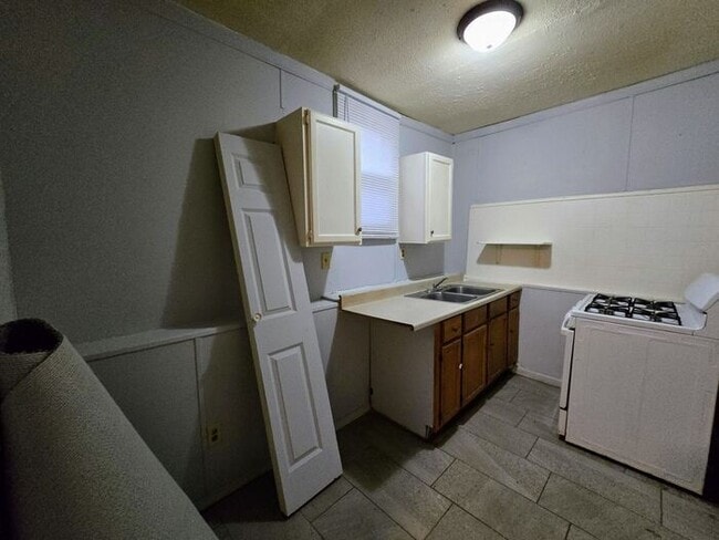 Building Photo - Affordable unit conveniently located!