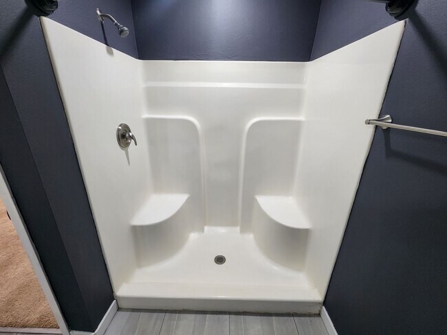 Building Photo - Updated 3 bedroom