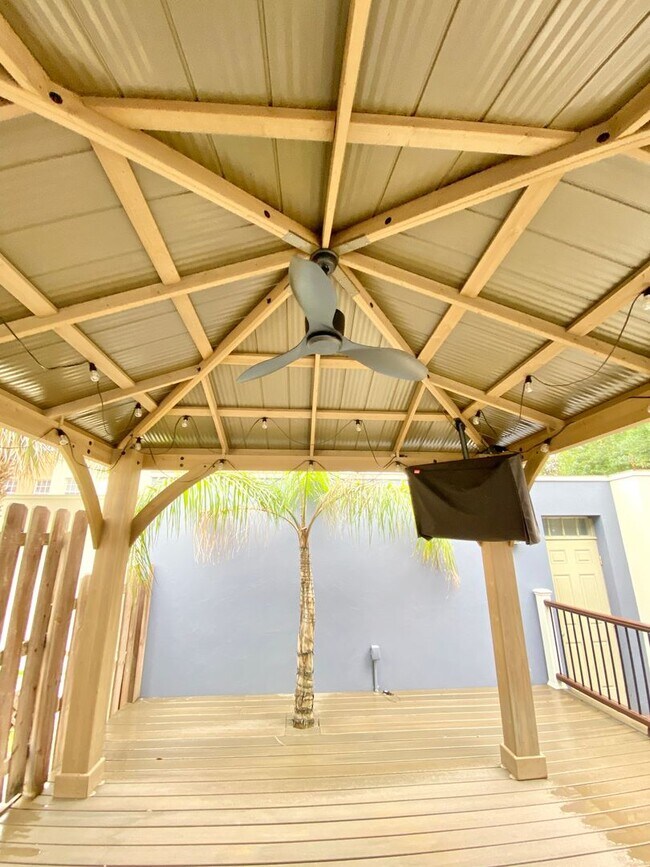 Building Photo - LUXURY TOWNHOME IN SODO 3/2.5 PLUS OFFICE AND BONUS ROOM  - DOWNTOWN ORLANDO