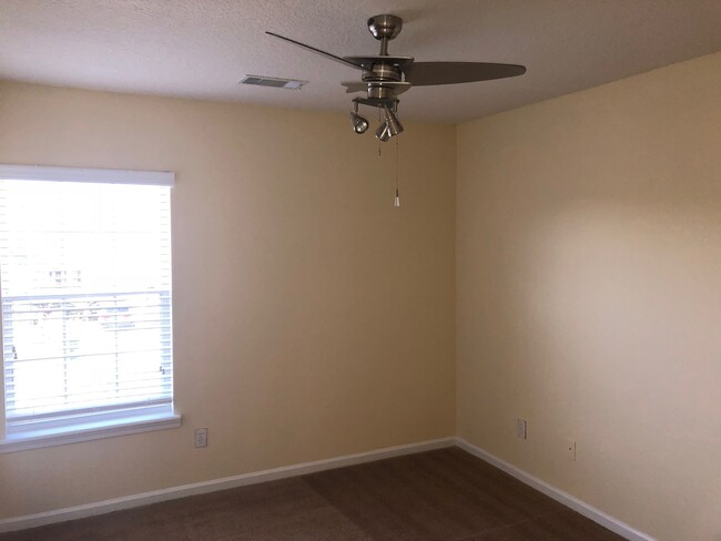 Building Photo - 3 BEDROOM 2.5 BATH TOWNHOME FOR RENT - wal...