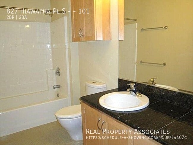 Building Photo - 827 Hiawatha Pl S