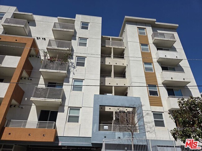 Building Photo - 436 S Virgil Ave